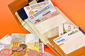 Krankenkassen.Prämien-Geld-in Portemonnaie