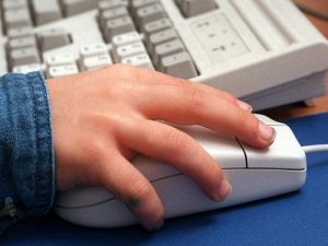 Kinderhand-mit-Computermaus