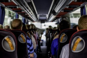 Busfahrt in einem gut gefllten Bus