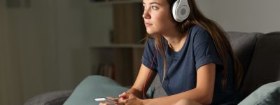 Mädchen am Musik streamen und hören.
