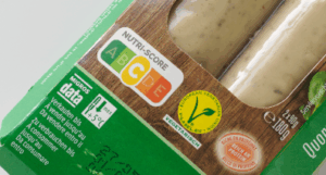 Nutri-Score auf einer verganen Bratwurst.