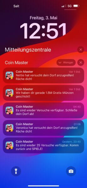 Screenshot manipulative Benachrichtigungen der Spiele-App Coin Master. Die täuschenden Benachrichtigungen versuchen, Spieler:innen rund um die Uhr zum Spielen zu bringen.