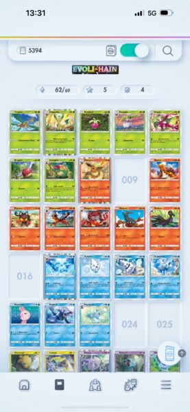 Screenshot aus dem Mobile Game Pokémon TCGP. Gezeigt werden die gesammelten und fehlenden Pokémon-Karten.